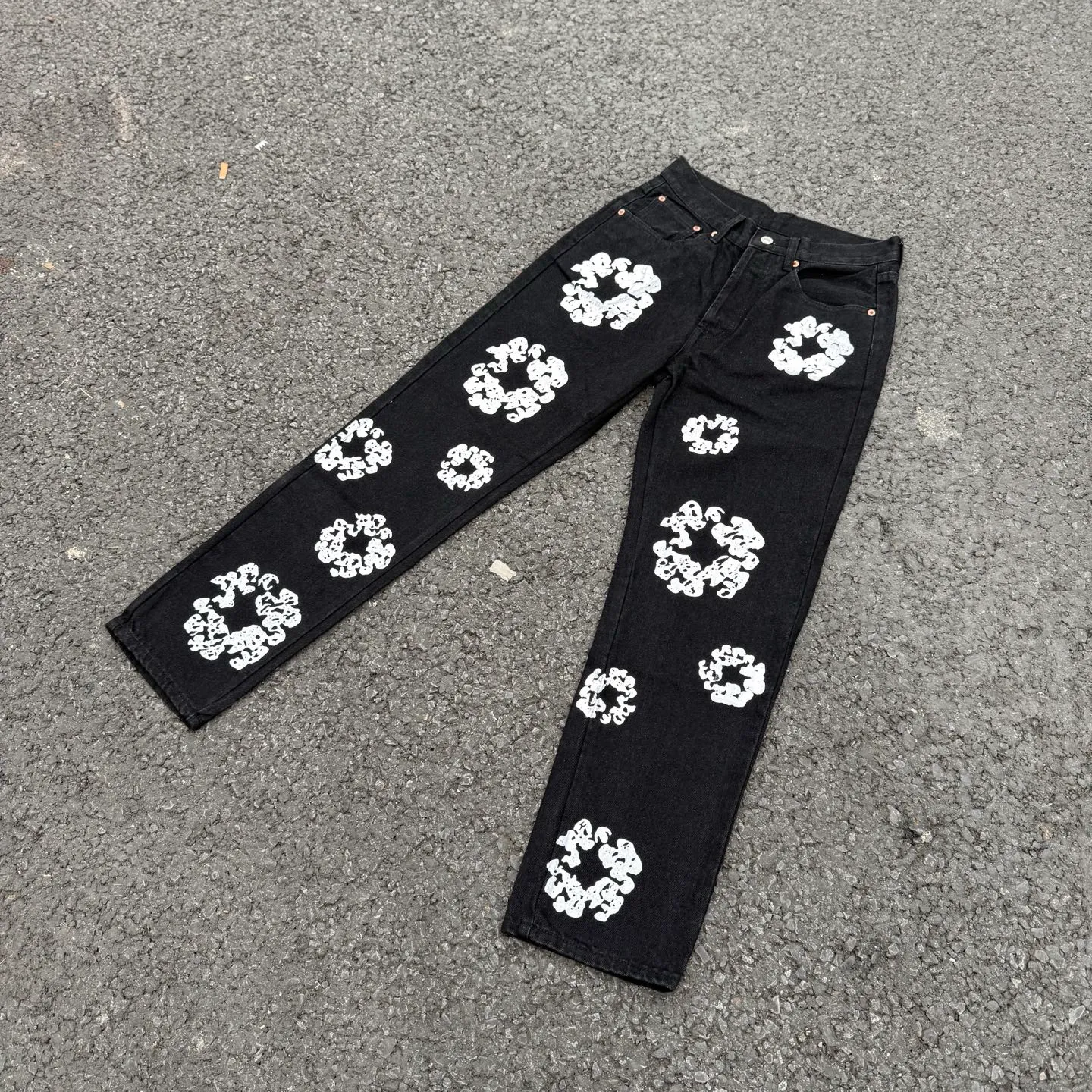 #8197 P220💰 DENIM TEARS Kapok American niche brand printed washed straight jeans. Produced by a major washed factory. Full of high-end feel. Knee part destroyed design with patchwork design. Already used as facade design. Leather waist nameplate. The focus of this style is not on washing, but on the destroyed shape and version. The secret lies in the craftsmanship of the master. The cost of post-production grinding, machining, knife cutting, etc. is far beyond comparison with assembly line products. Color: black, blue, gray. Size: 28-36 (corresponding to S-XXL)